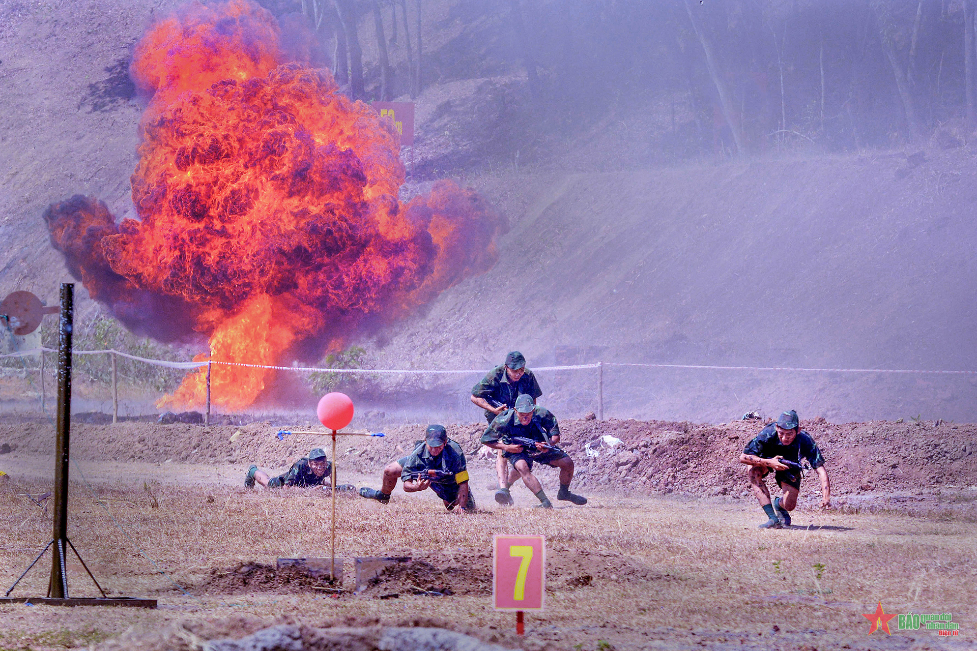 Xứng danh “luồn sâu đánh hiểm”
